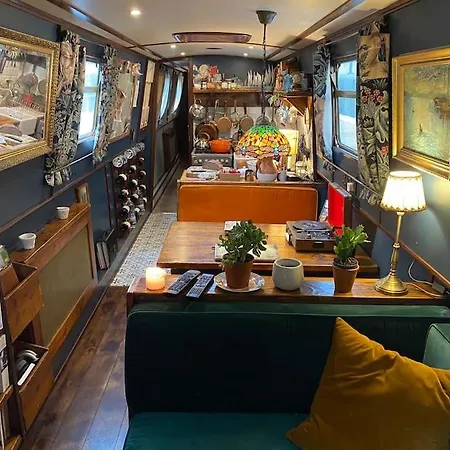Cosy Narrowboat Leeds Dock *