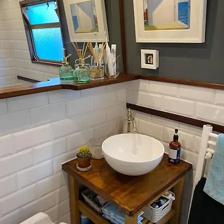 Cosy Narrowboat Leeds Dock Botel
