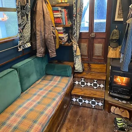 Cosy Narrowboat Leeds Dock *
