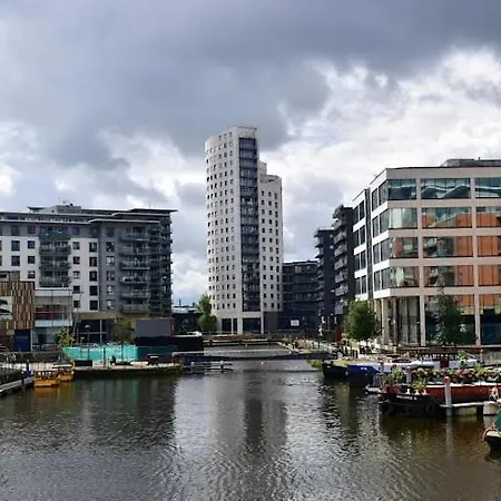 بوتيل Cosy Narrowboat Leeds Dock *