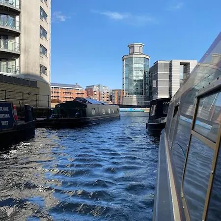 Cosy Narrowboat Leeds Dock بوتيل *